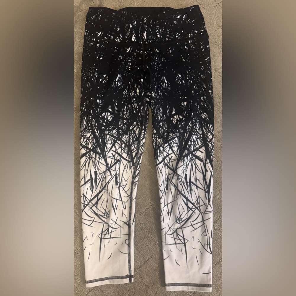 Black and White Abstract Pattern Cropped Leggings, sz. S
